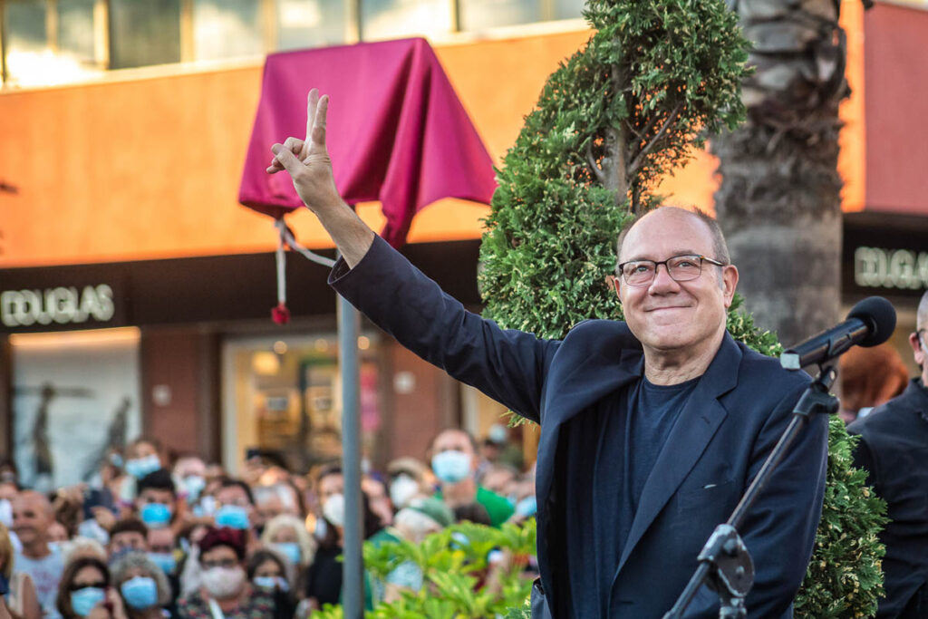 Ladispoli, Carlo Verdone arriva a Ladispoli con un autobus d’epoca per i 40 anni del film Un Sacco Bello. Nella foto Carlo Verdone