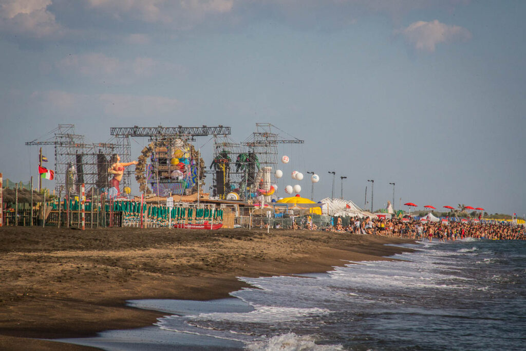 Marina di Cerveteri, Jova Beach Party, concerto di Jovanotti. Nella foto il palco e il pubblico