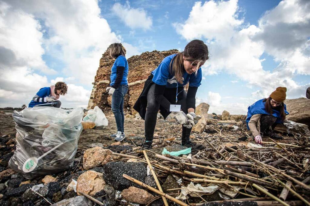 Marevivo e Friday For Future organizzano la pulizia della spiaggia nella riserva naturale della palude di Torre Flavia. Nella foto i volontari mentre raccolgono plastica e rifiuti